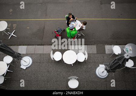 Au Parc de la Villette, une vue aérienne d'une famille mangeant un repas à Paris, France ; Paris, France Banque D'Images