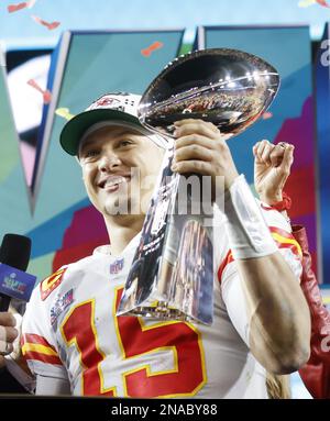 Glendale, États-Unis. 11th févr. 2023. Le quarterback des chefs de Kansas City Patrick Mahomes (15) célèbre avec le trophée Lombardi et l'annonceur Terry Bradshaw après avoir remporté le Super Bowl LVII 38-35 au-dessus des Eagles de Philadelphie au stade de la ferme d'État de Glendale, Arizona, dimanche, 12 février 2023. Photo de John Angelillo/UPI crédit: UPI/Alay Live News Banque D'Images