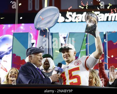 Glendale, États-Unis. 11th févr. 2023. Le quarterback des chefs de Kansas City Patrick Mahomes (15) célèbre avec le trophée Lombardi et l'annonceur Terry Bradshaw après avoir remporté le Super Bowl LVII 38-35 au-dessus des Eagles de Philadelphie au stade de la ferme d'État de Glendale, Arizona, dimanche, 12 février 2023. Photo de John Angelillo/UPI crédit: UPI/Alay Live News Banque D'Images