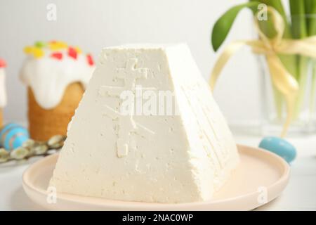 Fromage cottage traditionnel Paskha de Pâques sur table blanche, en gros plan Banque D'Images