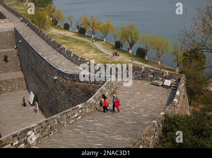 Vue depuis les murs de la ville de la dynastie Ming jusqu'au lac Xuanwu à Nanjing, en Chine ; Nanjing, province du Jiangsu, en Chine Banque D'Images