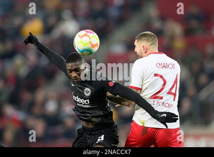 Cologne, Allemagne. 12th févr. 2023. De gauche à droite Randal KOLO MUANI (F), Julian CHABOT (K) header, duels, action, football 1st Bundesliga, 20th match day, FC Cologne (K) - Eintracht Francfort (F) 3: 0, on 12 février 2023 à Cologne, Allemagne. #La réglementation DFL interdit toute utilisation de photographies comme séquences d'images et/ou quasi-vidéo # crédit: dpa/Alay Live News Banque D'Images