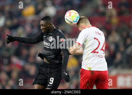 Cologne, Allemagne. 12th févr. 2023. De gauche à droite Randal KOLO MUANI (F), Julian CHABOT (K) header, duels, action, football 1st Bundesliga, 20th match day, FC Cologne (K) - Eintracht Francfort (F) 3: 0, on 12 février 2023 à Cologne, Allemagne. #La réglementation DFL interdit toute utilisation de photographies comme séquences d'images et/ou quasi-vidéo # crédit: dpa/Alay Live News Banque D'Images