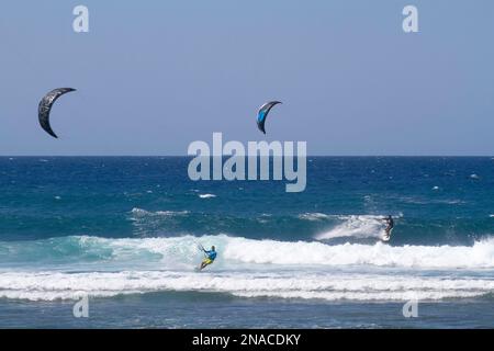 Kiteboarders dans les vagues de Shacks Beach près d'Aquadilla. ; Shacks Beach, Aquadilla, Porto Rico. Banque D'Images