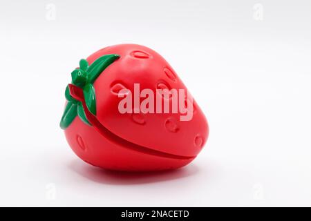 un jouet fraise qui peut être divisé en deux Banque D'Images