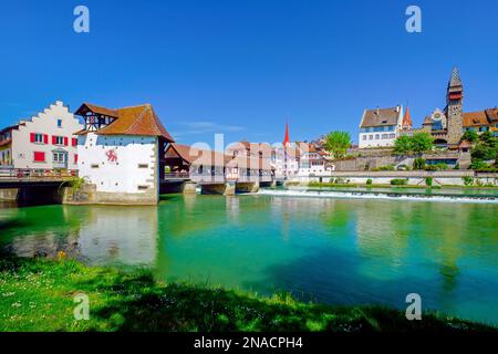 La Bollhaus par le pont couvert en bois sur la rivière Reuss et vue panoramique de la vieille ville de Bremgarten, canton d'Argau, Suisse. Ces importantes bu Banque D'Images