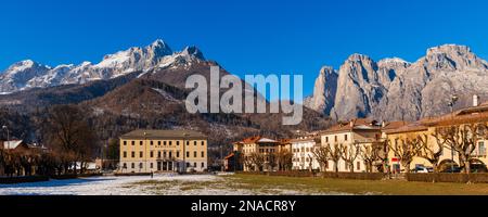 Hôtel de ville et El Broi di Agordo ; Vénétie, province de Belluno, Italie Banque D'Images