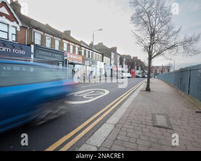 20mph, panneau de limite de vitesse de vingt mille par heure sur la surface de la route à Londres, imposé pour éviter la mort et les blessures en cas de collision dans les rues de Londres Banque D'Images