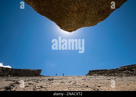 Les membres de l'équipe de l'expédition se tiennent au bord d'une falaise pendant leur randonnée vers Dark Star, un système de grottes calcaires dans la chaîne Boysuntov en Ouzbékistan. Banque D'Images