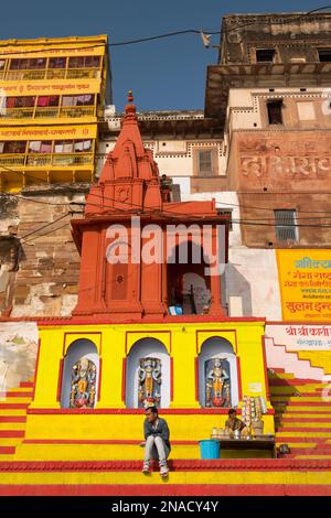 Ahilyabai Ghat, sur le fleuve Ganges à Varanasi, Uttar Pradesh, Inde Banque D'Images