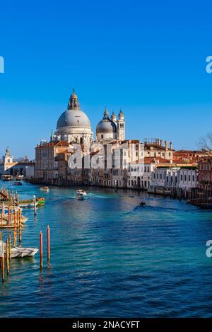 Santa Maria della Salute le long du Grand Canal ; Venise, Vénétie, Italie Banque D'Images