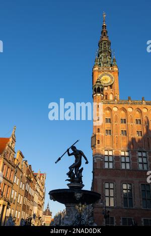 Pologne, Gdansk, la vieille ville, l'hôtel de ville principal et la fontaine de Neptune au lever du soleil, points de repère de la ville. Banque D'Images