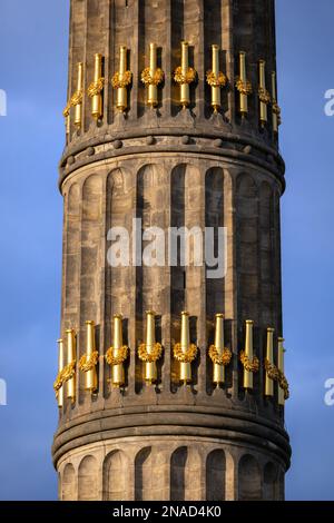 La colonne de la victoire détails architecturaux dans la ville de Berlin, Allemagne. Blocs massifs de grès, décorés de canons de canon dorés et de Laurier