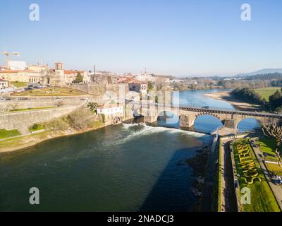 Vue aérienne de la ville de Barcelos, quartier Braga, Portugal. Paysage sur la rivière Cavado, pont de Barcelos, Paco dos Condes, moulin à eau et église. Banque D'Images