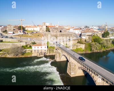 Vue aérienne de la ville de Barcelos, quartier Braga, Portugal. Paysage sur la rivière Cavado, pont de Barcelos, Paco dos Condes, moulin à eau et église. Banque D'Images