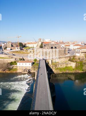 Vue aérienne de la ville de Barcelos, quartier Braga, Portugal. Paysage sur la rivière Cavado, pont de Barcelos, Paco dos Condes, moulin à eau et église. Banque D'Images