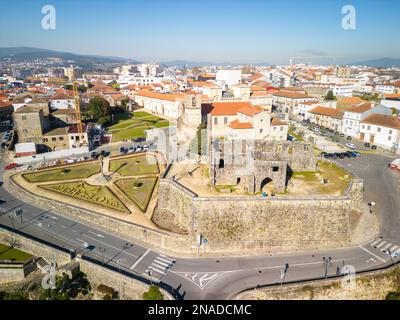 Vue aérienne de la ville de Barcelos, quartier Braga, Portugal. Paysage sur la rivière Cavado, pont de Barcelos, Paco dos Condes, moulin à eau et église. Banque D'Images