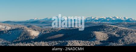 Les collines les plus proches des monts Beskids, une partie des montagnes Oravska Magura et Tatra de la colline Velka Raca en hiver Kysucke Beskydy montagnes Banque D'Images