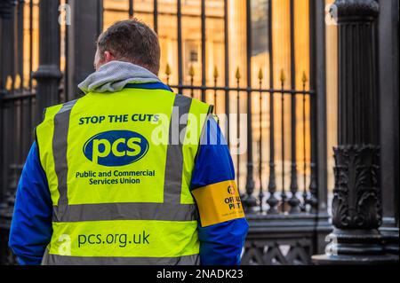 Londres, Royaume-Uni. 13th févr. 2023. Le personnel du British Museum, qui est membre du syndicat PCS, forme une ligne de piquetage à l'extérieur. Ils sont frappants pour plus de salaire face à la crise du coût de la vie. Crédit : Guy Bell/Alay Live News Banque D'Images