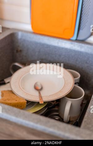 vaisselle sale dans l'évier de cuisine. Un raid sur la plomberie. Photo de haute qualité Banque D'Images