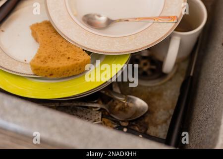 vaisselle sale dans l'évier de cuisine. Un raid sur la plomberie. Photo de haute qualité Banque D'Images