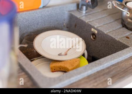 vaisselle sale dans l'évier de cuisine. Un raid sur la plomberie. Photo de haute qualité Banque D'Images