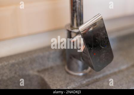 vaisselle sale dans l'évier de cuisine. Un raid sur la plomberie. Photo de haute qualité Banque D'Images
