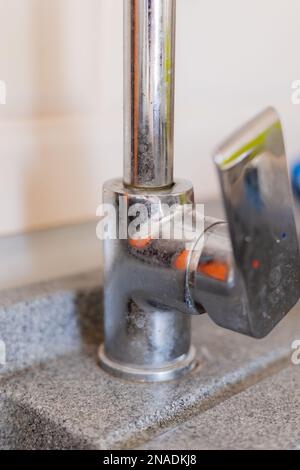 vaisselle sale dans l'évier de cuisine. Un raid sur la plomberie. Photo de haute qualité Banque D'Images