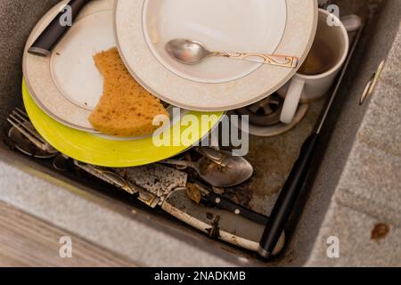 vaisselle sale dans l'évier de cuisine. Un raid sur la plomberie. Photo de haute qualité Banque D'Images