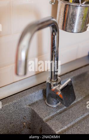 vaisselle sale dans l'évier de cuisine. Un raid sur la plomberie. Photo de haute qualité Banque D'Images