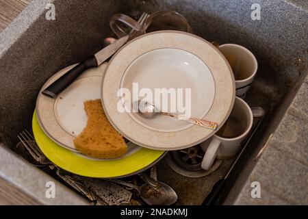 vaisselle sale dans l'évier de cuisine. Un raid sur la plomberie. Photo de haute qualité Banque D'Images