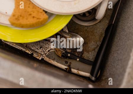 vaisselle sale dans l'évier de cuisine. Un raid sur la plomberie. Photo de haute qualité Banque D'Images