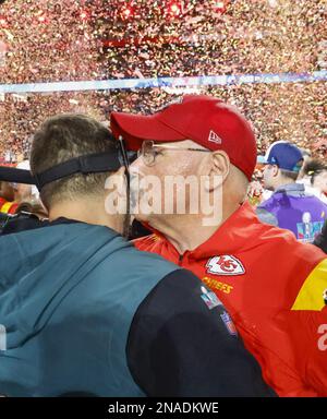 Glendale, États-Unis. 11th févr. 2023. Andy Reid, entraîneur-chef des chefs de Kansas City, console Nick Sirianni, entraîneur-chef des aigles de Philadelphie, après avoir remporté le Super Bowl LVII 38-35 au State Farm Stadium de Glendale, Arizona, le dimanche, 12 février 2023. Photo de John Angelillo/UPI crédit: UPI/Alay Live News Banque D'Images