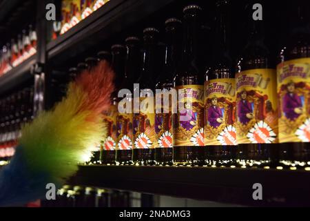 Bouteilles de bière avec des images de l'ancienne chancelière allemande Angela Merkel vues dans un magasin de Lviv. Banque D'Images