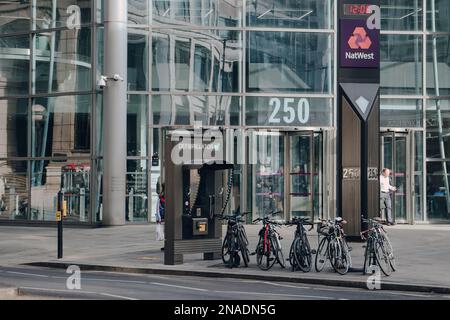 Londres, Royaume-Uni - 09 février 2023: Défibrillateur à la boîte téléphonique sur Bishopsgate près de la gare de Liverpool Street, un terminus de chemin de fer central de Londres et de se connecter Banque D'Images