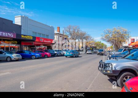 Voitures garées à 90degrees au bord de la route dans la grande rue principale (Clarinda St) de Parkes, dans l'ouest de la Nouvelle-Galles du Sud, en Australie Banque D'Images