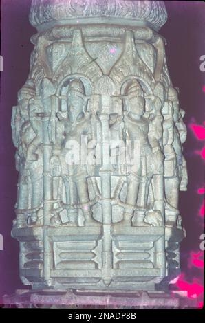 Le complexe du temple de Ranakpur au Rajasthan comprend 1444 piliers finement sculptés, 24 halls au pillared accompagnés de 80 dômes qui sont supportés par 400 colonnes. L'apogée de toute cette architecture du temple est le fait que les deux piliers ici ne sont pas les mêmes! Banque D'Images