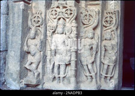 Temple Shri Putli Bai - Patrimoine culturel de Varansi. Également connu sous le nom de temple d'Avimukteshwar. Le plafond de la mandapa est domique et a délicatement sculpté des sculptures de Krishna avec des gopes. La sculpture en relief dépeint la scène de Krishna leela. Banque D'Images