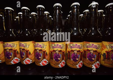 Lviv, Ukraine. 21st décembre 2022. Bouteilles de bière avec des images de l'ancienne chancelière allemande Angela Merkel vues dans un magasin de Lviv. (Credit image: © Pavlo Palamarchuk/SOPA Images via ZUMA Press Wire) USAGE ÉDITORIAL SEULEMENT! Non destiné À un usage commercial ! Banque D'Images