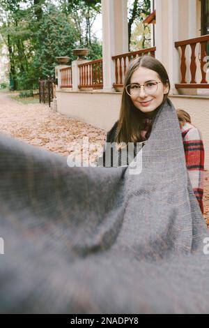 jeune femme en manteau chaud dans un parc d'automne Banque D'Images