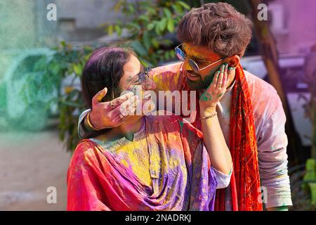 Joyeux jeune couple célébrant le holi Banque D'Images