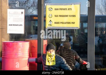 Les activistes climatiques de la rébellion d'extinction tiennent une action de protestation contre les jets privés au groupe d'aviation ExecuJet à Zaventem, près de l'aéroport de Bruxelles, le lundi 13 février 2023. BELGA PHOTO NICOLAS MATERLINCK Banque D'Images