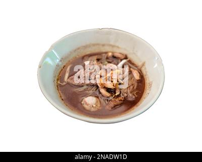 Nouilles de bateau thaïlandaises dans la soupe épaissie ajouté du sang avec des boules de porc, du bœuf en tranches et du foie Banque D'Images