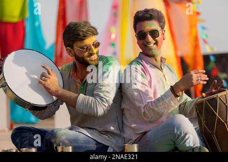 Deux jeunes indiens chantant le visage de couleur pendant le festival holi Color Banque D'Images