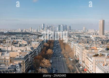 Vue sur la ligne d'horizon de Paris depuis le haut d'un mémorial Banque D'Images