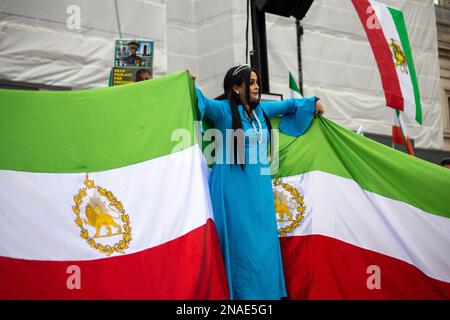 Les manifestants iraniens ont célébré l'anniversaire de la Révolution islamique de 44th, en revendiquant la liberté prise par l'ayatollah d'une jeune fille iranienne. Crédit: Sinai Noor/Alamy Banque D'Images