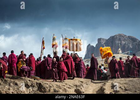 Le tournant de la cérémonie du bouddha à Langmusi ; Langmusi, Amdo, Chine Banque D'Images