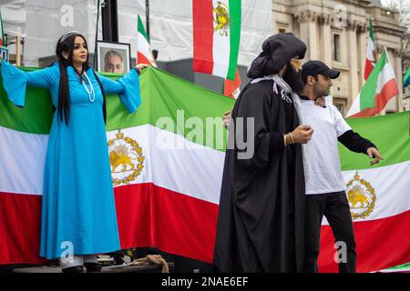 Les manifestants iraniens ont célébré l'anniversaire de la Révolution islamique de 44th, en revendiquant la liberté prise par l'ayatollah d'une jeune fille iranienne. Crédit: Sinai Noor/Alamy Banque D'Images