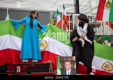 Les manifestants iraniens ont célébré l'anniversaire de la Révolution islamique de 44th, en revendiquant la liberté prise par l'ayatollah d'une jeune fille iranienne. Crédit: Sinai Noor/Alamy Banque D'Images