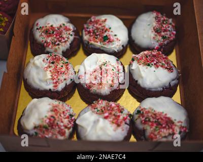 Gros plan de cookies faits maison dans une boîte . Banque D'Images